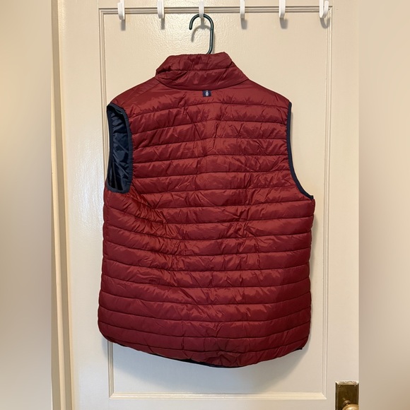 Izod Men's Burgundy Puffer Vest - Picture 2 of 3